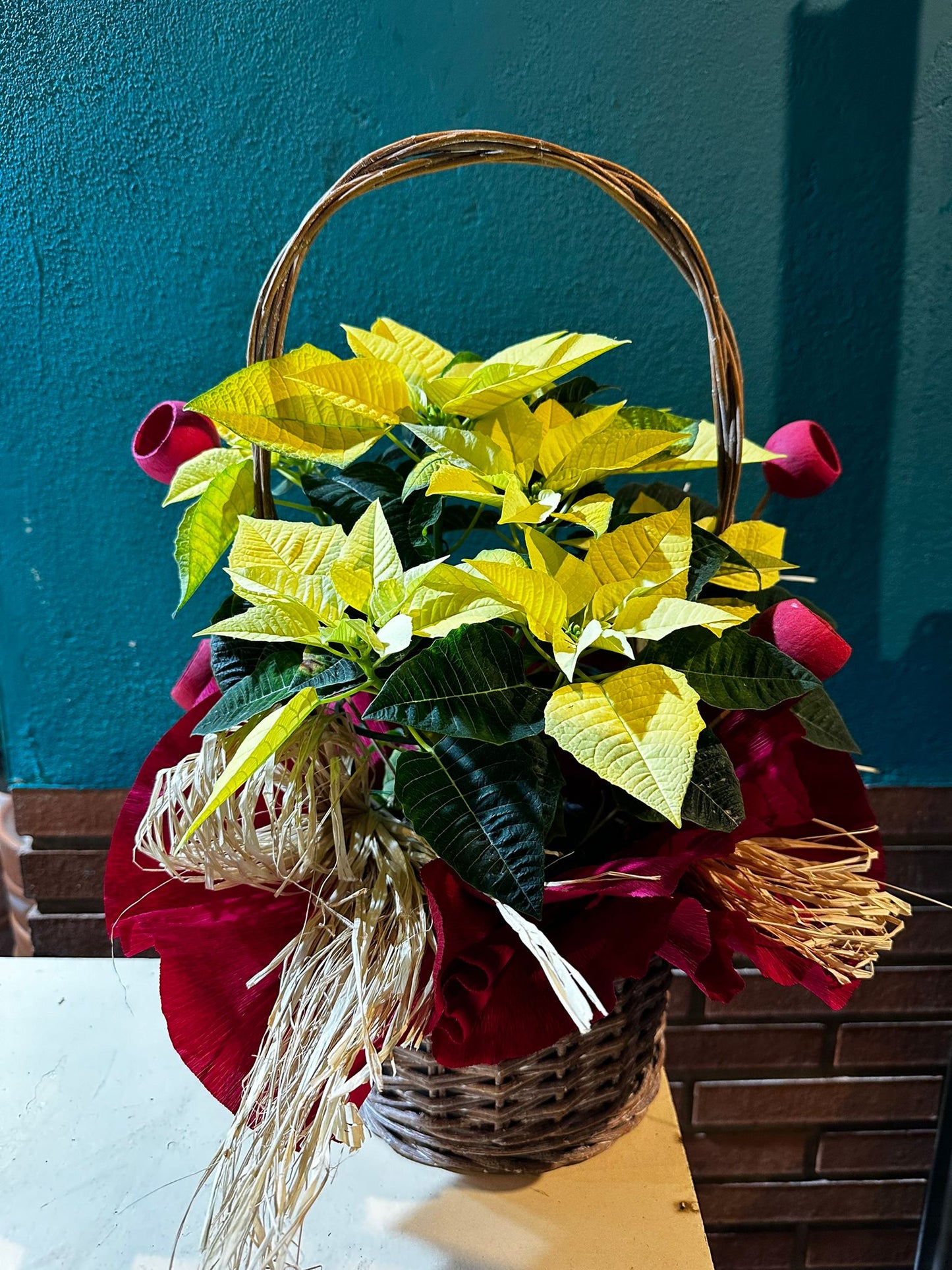 Cesta Navideña con Flor de Pascua Amarilla